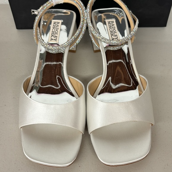 New Badgley Mischka SZ 9 infinity satin rhinestone strap heels wedding bridal - Picture 3 of 6